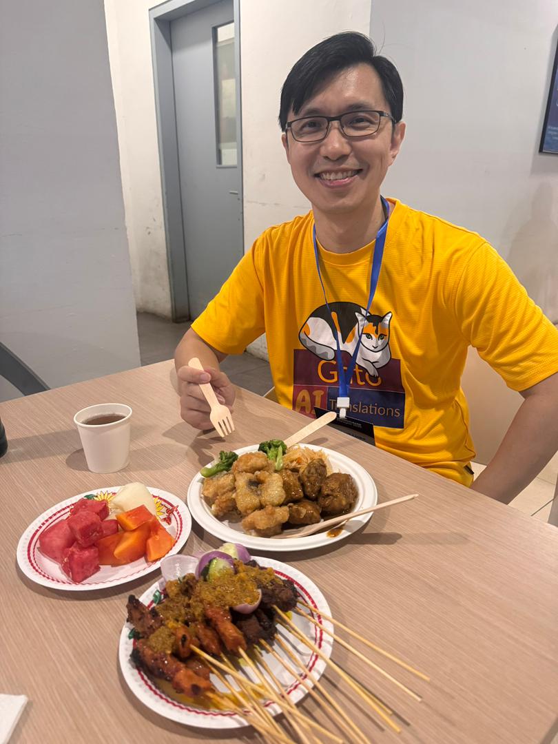 Gato-vriend David Wang geniet van satay op WordCamp Malaysia 2025