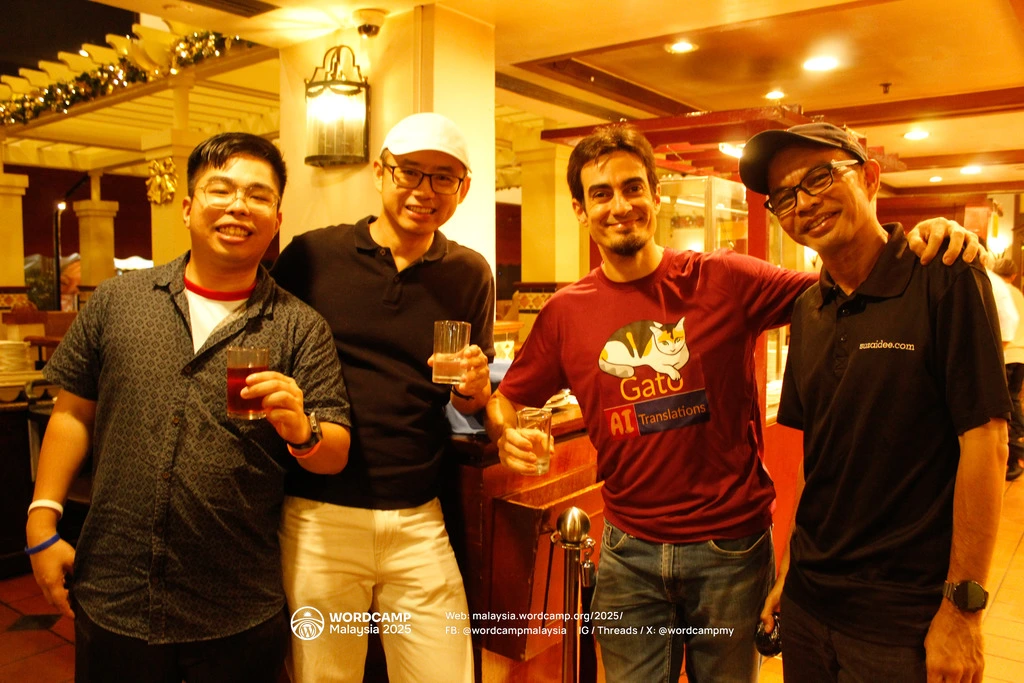 Leo en WordCamp Malaysia-organisatoren Dee, Ben en YL op het sprekerfeest